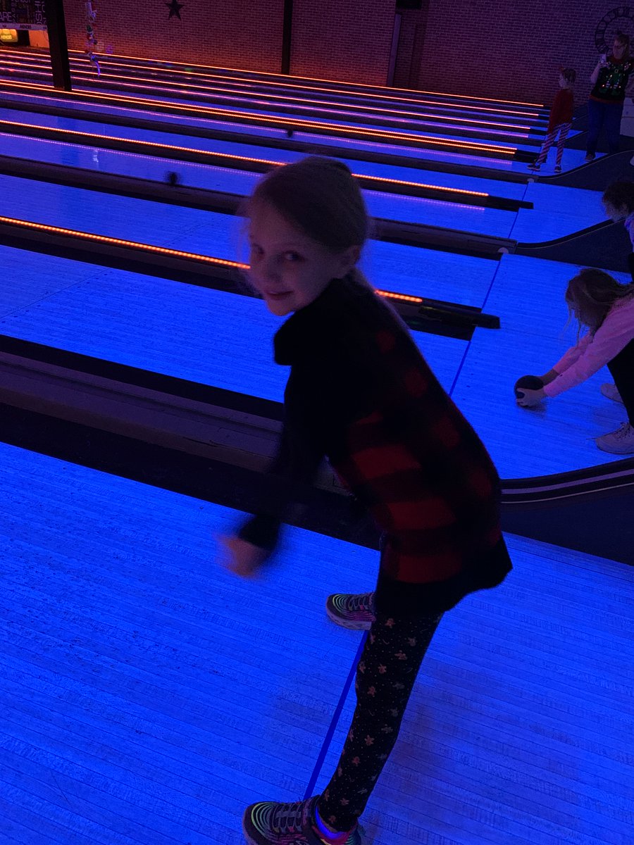 MoniqueMayer9's tweet photo. Les élèves de 1re, 2e et 3e année ont pratiqué le lancer en dessous à une et deux mains. Aujourd'hui, ils ont la chance de démontrer leurs apprentissages en jouant aux quilles au Mid Town Bowl. Quelle belle activité culminante! @Daph_Wallbridge @CSCDGR @MidtownB https://t.co/Uz97QNYAWy