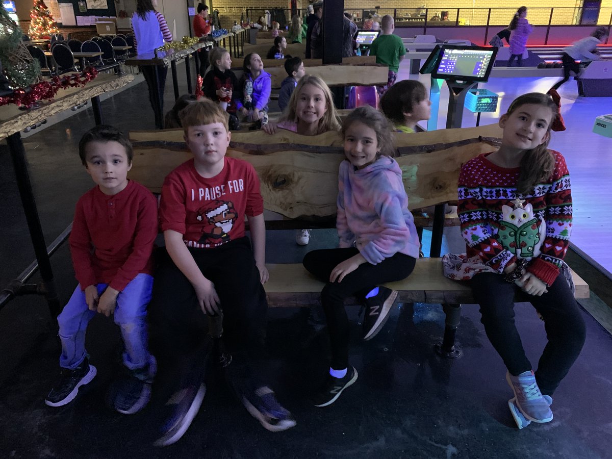 Les élèves de 1re, 2e et 3e année ont pratiqué le lancer en dessous à une et deux mains. Aujourd'hui, ils ont la chance de démontrer leurs apprentissages en jouant aux quilles au Mid Town Bowl. Quelle belle activité culminante! @Daph_Wallbridge <a href="/CSCDGR/">CSCDGR</a> <a href="/MidtownB/">Midtown Beat</a>