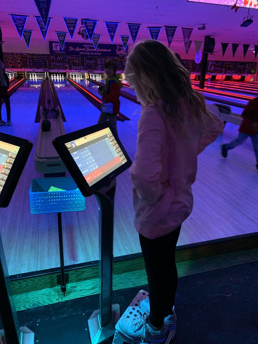 MoniqueMayer9's tweet photo. Les élèves de 1re, 2e et 3e année ont pratiqué le lancer en dessous à une et deux mains. Aujourd'hui, ils ont la chance de démontrer leurs apprentissages en jouant aux quilles au Mid Town Bowl. Quelle belle activité culminante! @Daph_Wallbridge @CSCDGR @MidtownB https://t.co/Uz97QNYAWy