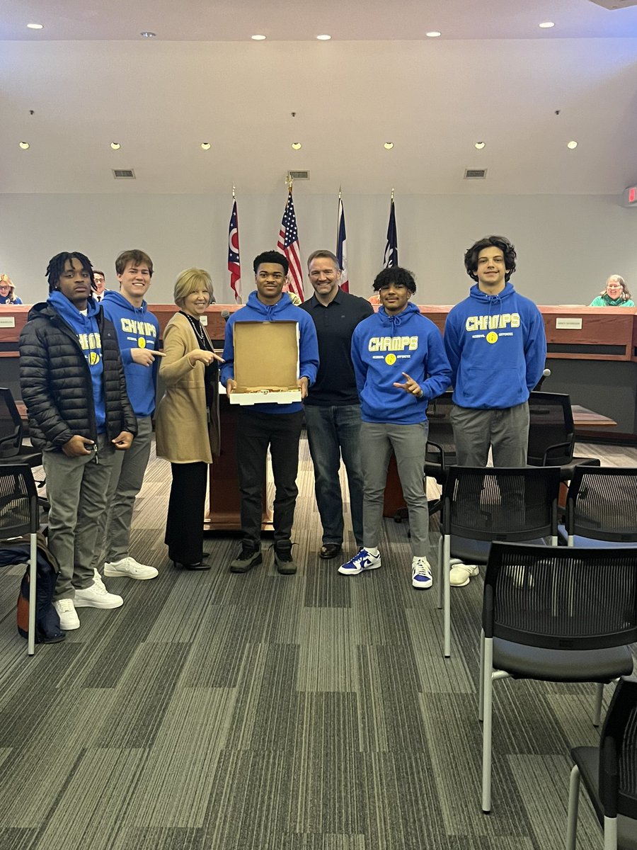 gahannafootball's tweet image. Thanks to City Council @CityOfGahanna and Mayor Jadwin @BetzBel for honoring @gahannafootball and our Historic season!  #WeAreLions