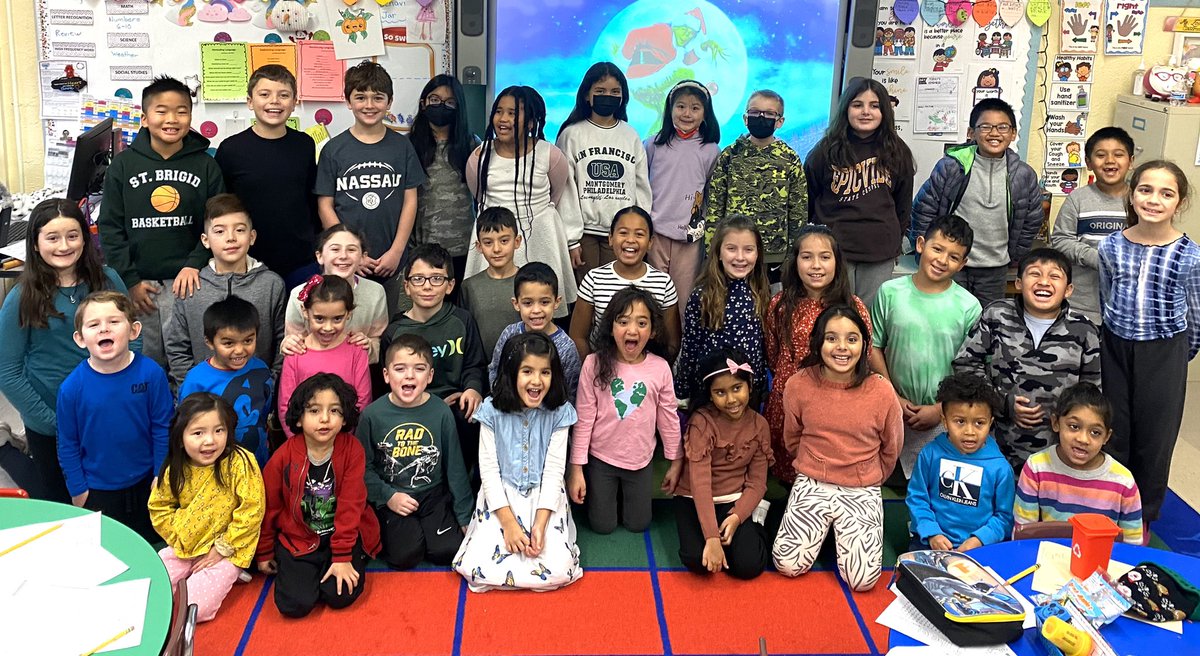 MrsAndersonBG's tweet photo. Team 209 had so much fun relaxing and watching The Grinch with their Kindergarten Buddies 💚 We even caught the Grinch exploring Bowling Green! 👀
@BGreenSchool @emeadowschools https://t.co/NFmvphKltd