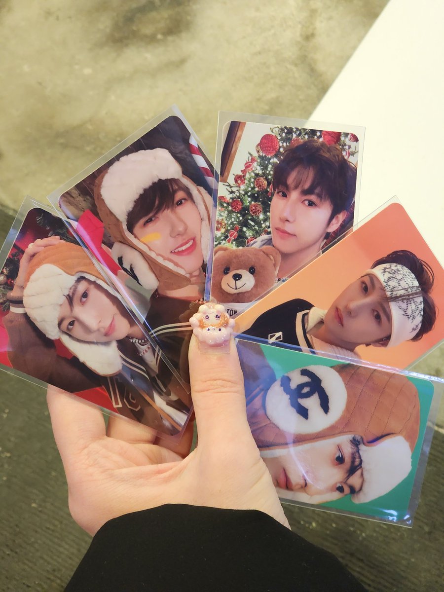 _chelliish_'s tweet photo. 캔디 런쥔 포카 풀셋 완🍬🍭 https://t.co/1RvZIgsVa8