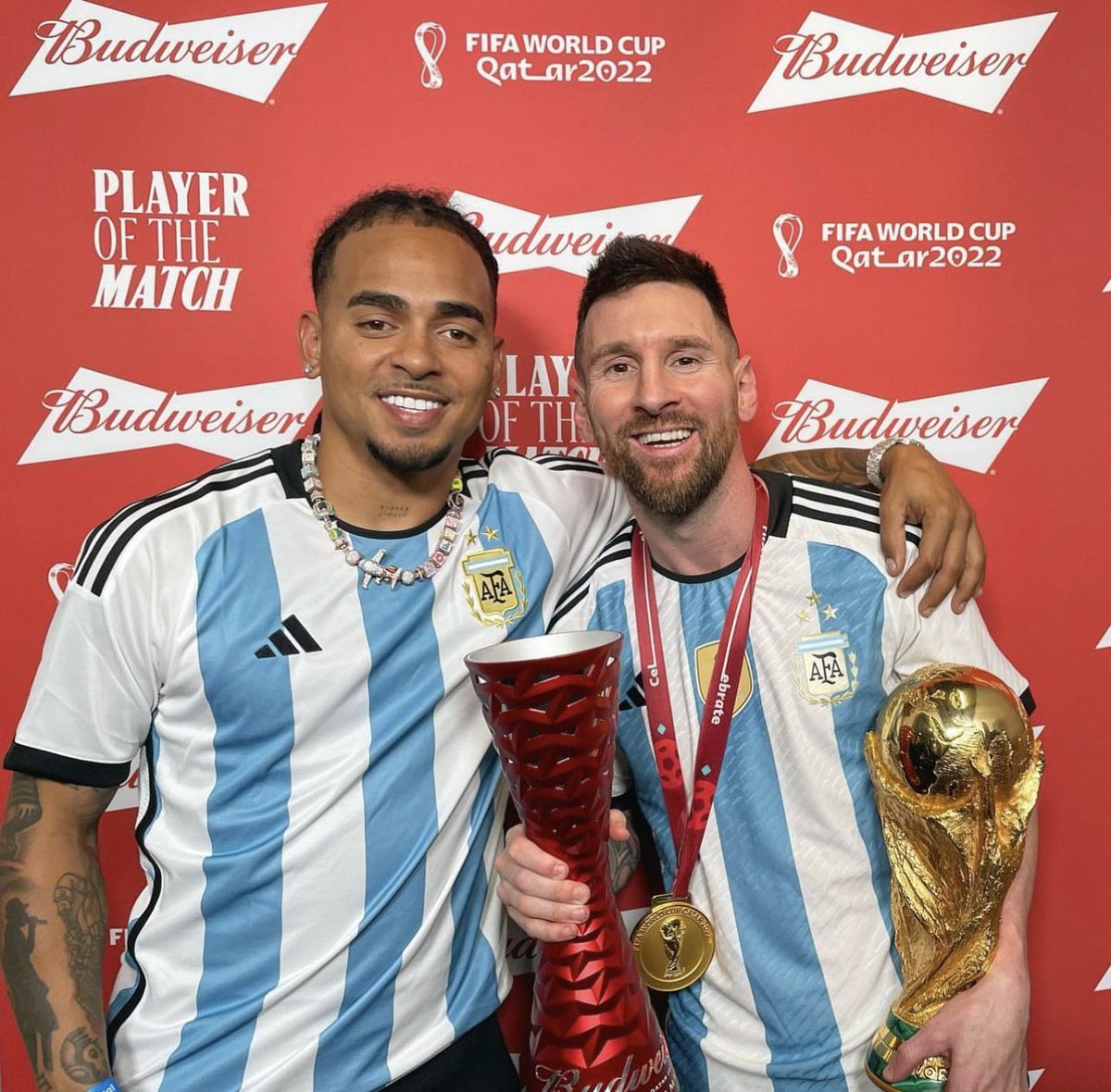 JeanJR44's tweet photo. #Messi𓃵 #Ozuna con una gran sonrisa nuestro campeón 🇦🇷🔥 https://t.co/uapInZnBjn