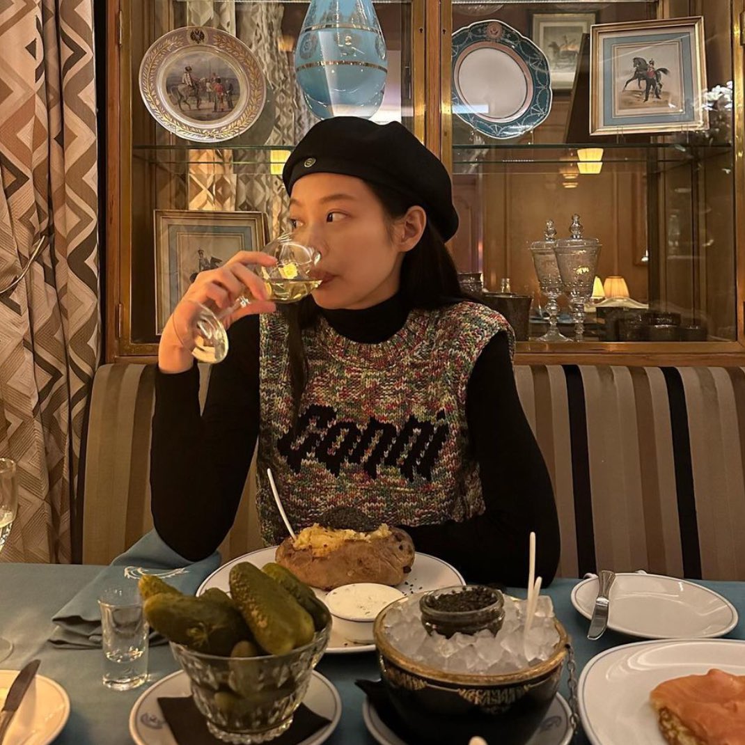 jaybjnk's tweet photo. jenbeom in paris? 🥹🫶🏻 https://t.co/9Buz5sBPKy