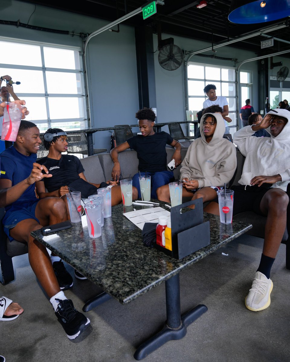 step_basketball's tweet photo. Top Golf - Ft. Myers, Florida - City of Palms day off ⛳️ 
📷: @MovingPictureny 
#Stepinac #CHSAA #Stepinac75 #DefineYourFuture https://t.co/PGZ0Aw4LIc