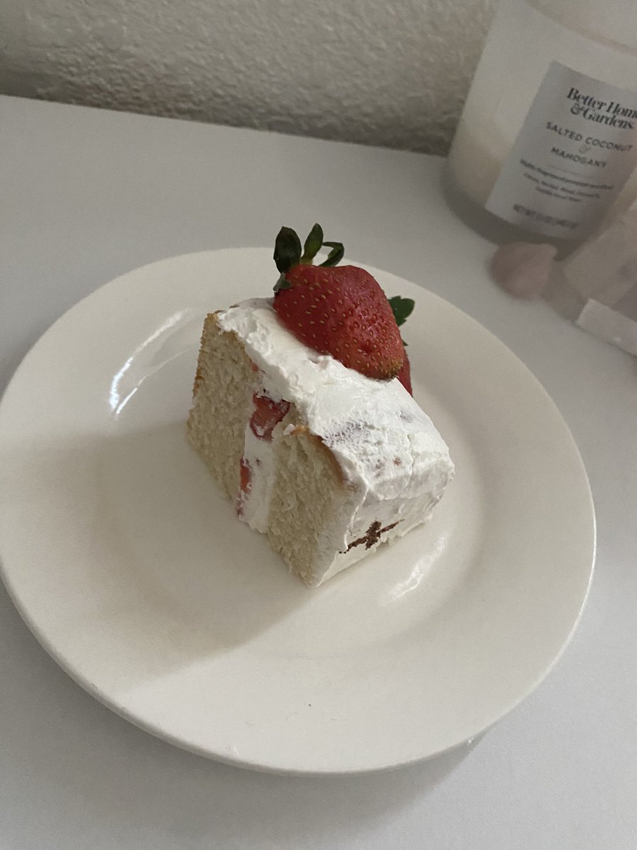 croissantlcver's tweet photo. Made a miffy cake to celebrate new jeans comeback 🐰 https://t.co/I1MEzaaBfh