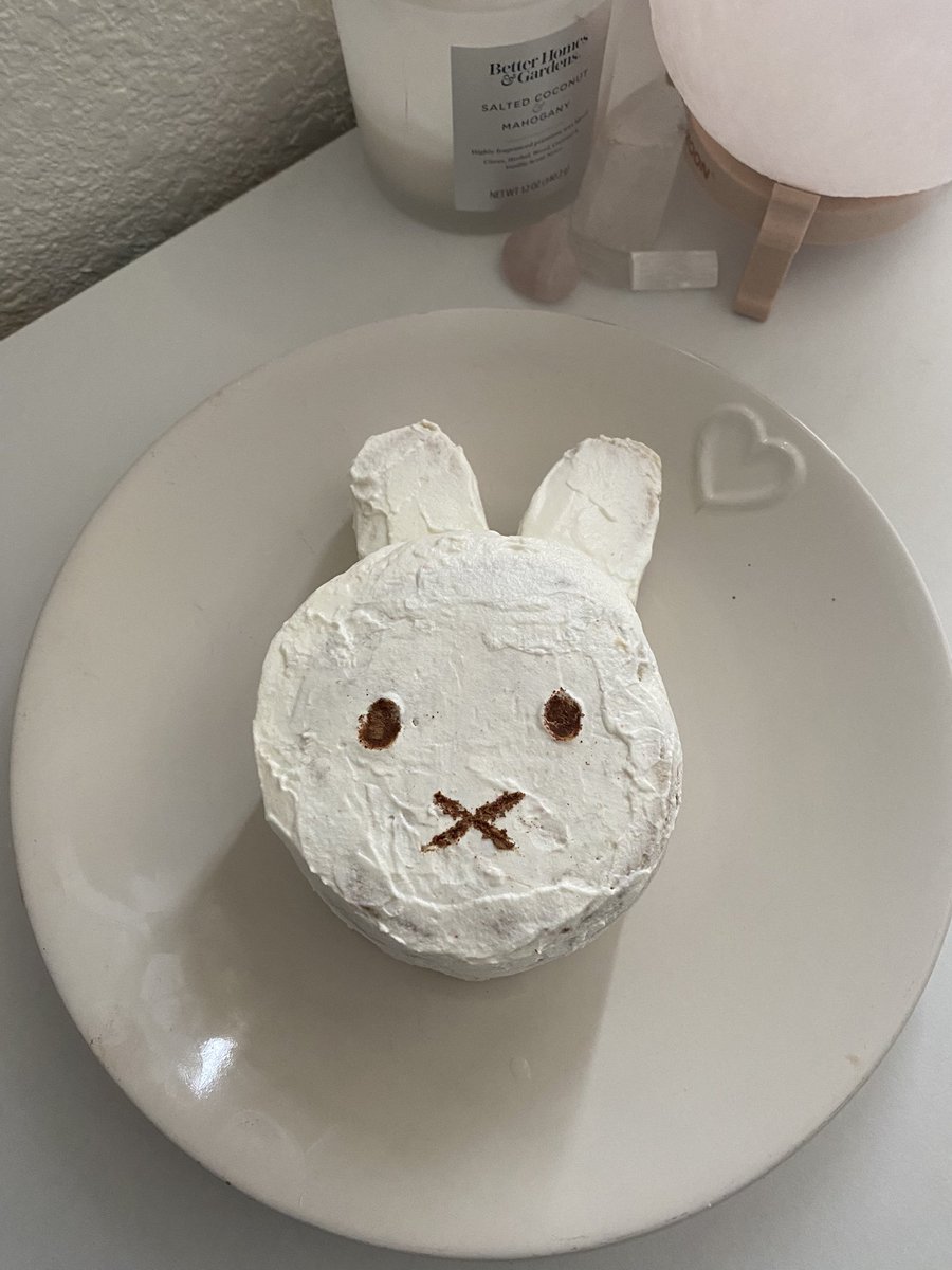 croissantlcver's tweet photo. Made a miffy cake to celebrate new jeans comeback 🐰 https://t.co/I1MEzaaBfh