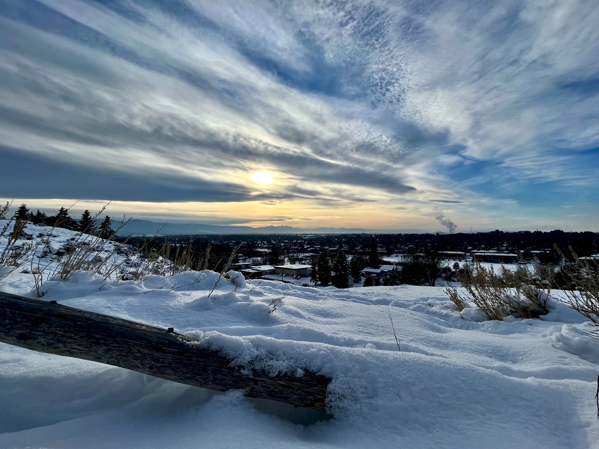 JasonKechely's tweet photo. Mixed sky goodness, like a peach and blueberry cloud smoothie...
It's fixing to get 🥶❄️🥶❄️🥶
#PrettyOnPeets #MTWinter https://t.co/3sGBqqhKPs
