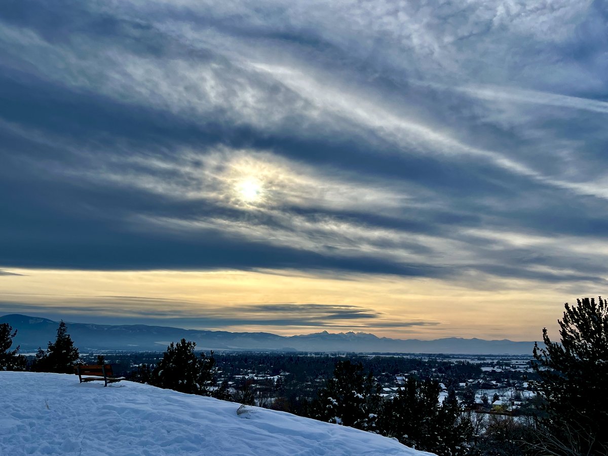 JasonKechely's tweet photo. Mixed sky goodness, like a peach and blueberry cloud smoothie...
It's fixing to get 🥶❄️🥶❄️🥶
#PrettyOnPeets #MTWinter https://t.co/3sGBqqhKPs