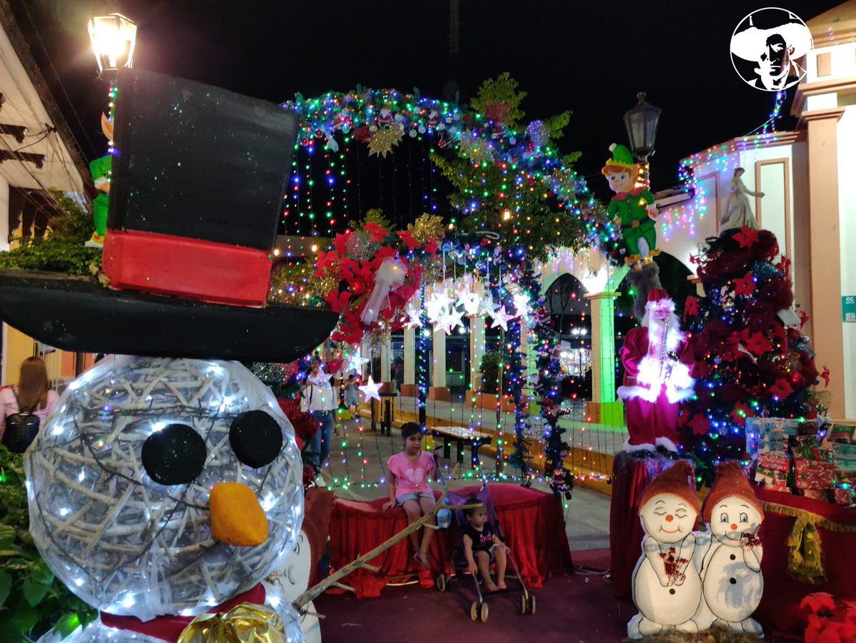 LaConsigna1979's tweet photo. #Nicaragua || Ambiente Navideño se vive en León Capital de la Revolución, las Familias es la base de la Alegría y harmonía que nos Caracteriza como Nicaragüense.

#DiciembreAlegriasFamiliares https://t.co/QhzK1kKIwN
