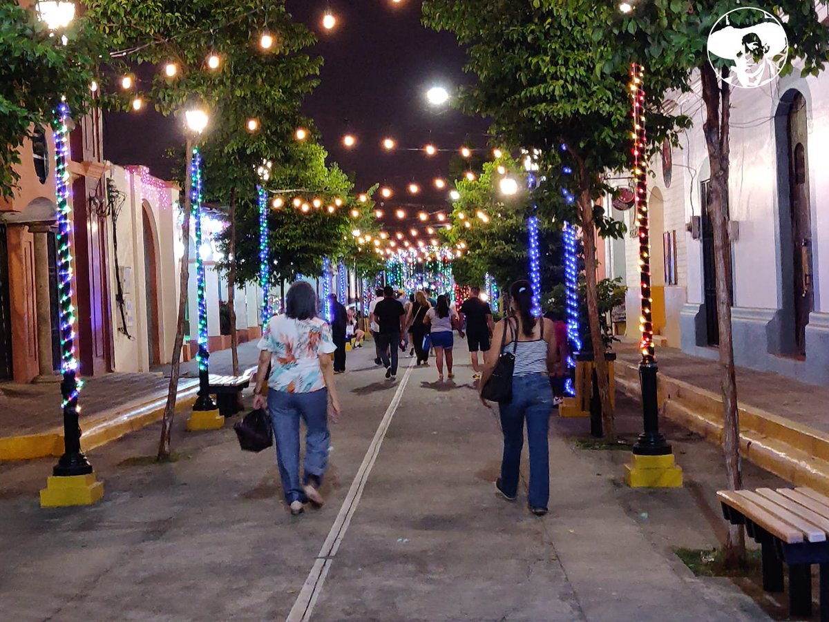 LaConsigna1979's tweet photo. #Nicaragua || Ambiente Navideño se vive en León Capital de la Revolución, las Familias es la base de la Alegría y harmonía que nos Caracteriza como Nicaragüense.

#DiciembreAlegriasFamiliares https://t.co/QhzK1kKIwN