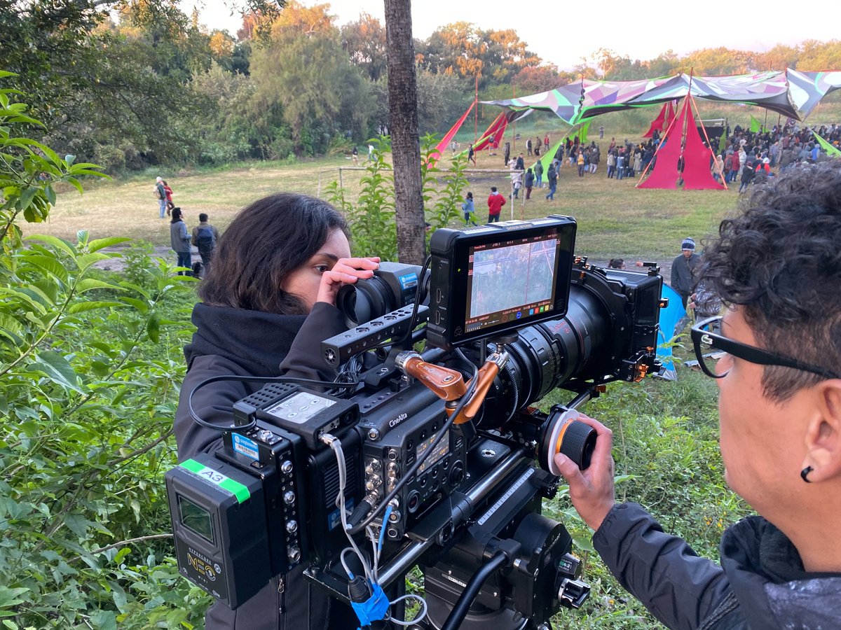 simplementeMX's tweet photo. Proyecto con nuestra cámara Sony Venice, óptica @AngenieuxLenses Optimo 12x Zoom Super35 y monitor @AtomosGlobal Shogun 7HDR Pro. Equipos disponibles para rentar
#RentasSimplemente #SonyVenice #Angenieux #Optimolense #AtomosShogun #produccion #postproduccion https://t.co/lIgPZLbDii