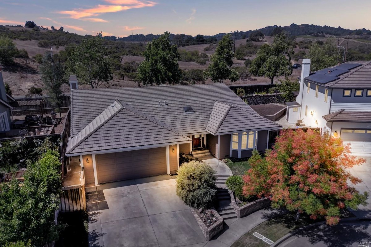 connieandjamie's tweet photo. Great curb appeal and a welcoming front entry are also nicely accented by a brick retaining wall and tidy landscaping. Currently, in original condition, this home will give you the opportunity to improve and update to your desire.

📍21 Corbett Court | Napa, CA 94558 https://t.co/FENYpL3OpD