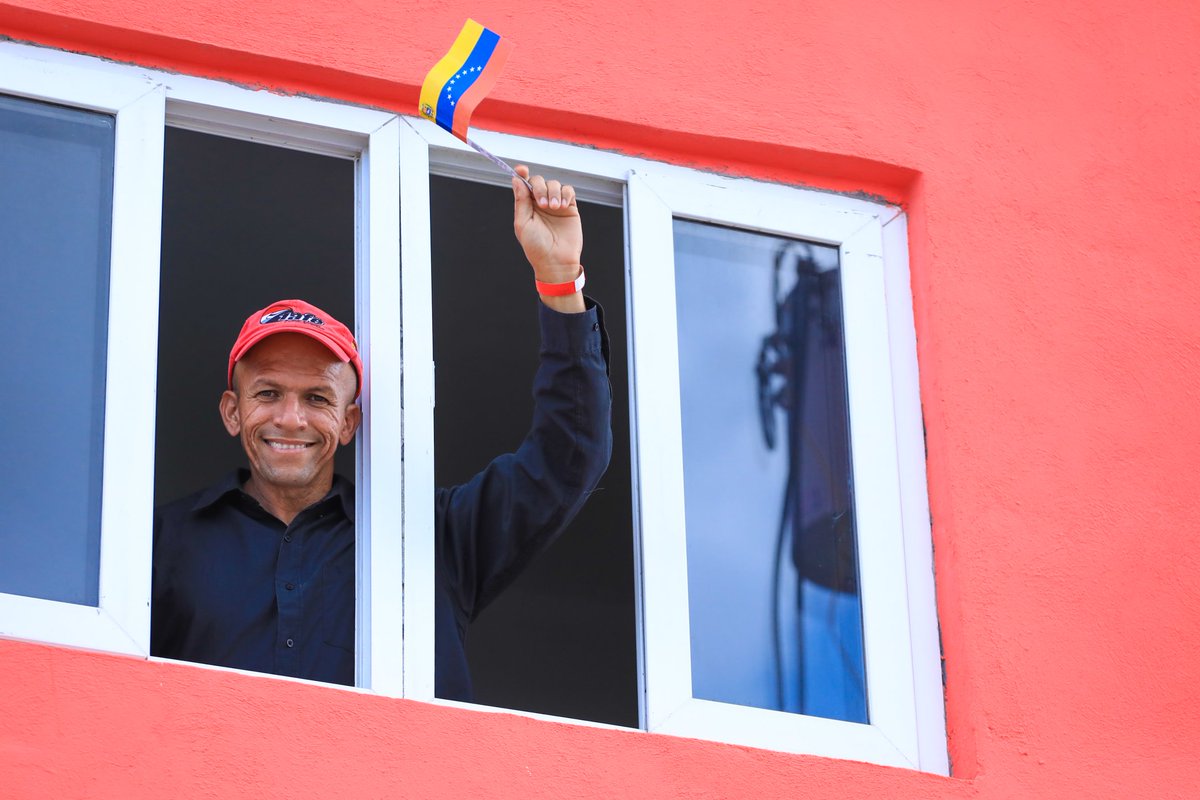 NicolasMaduro's tweet photo. Alcanzamos con mucho esfuerzo, a pesar del bloqueo criminal, el Hito 4 millones 300 mil viviendas dignas. Un gran logro para todo el pueblo venezolano que nos engrandece el corazón. ¡En Venezuela somos Campeones Mundiales en construcción de Viviendas! https://t.co/hDIV46bJ9K