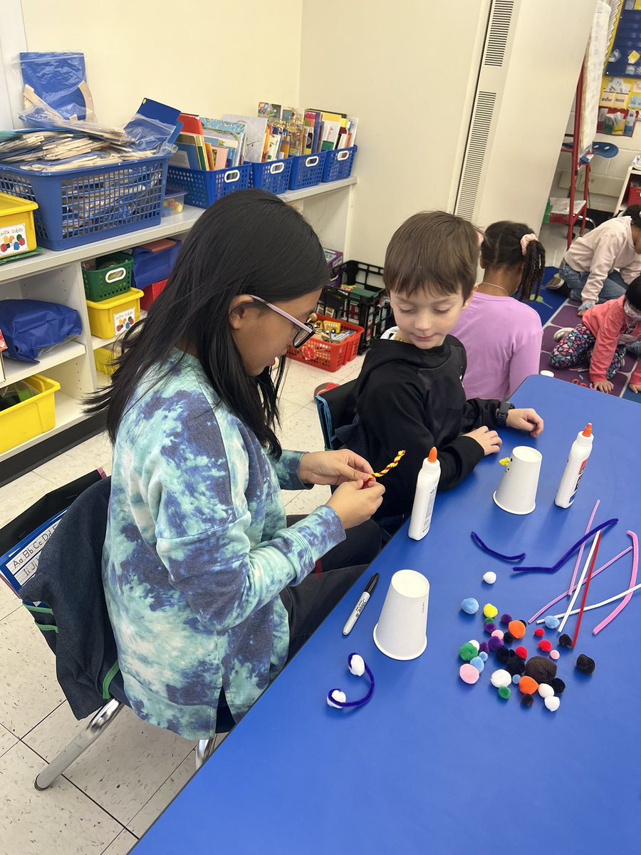 JaimeStrumeier's tweet photo. Building snowmen with our 5th grade buddies!! ⛄️⛄️ @CollinsElemSch @MrsMitchellCES @LivSchools https://t.co/G50mqls5Vd