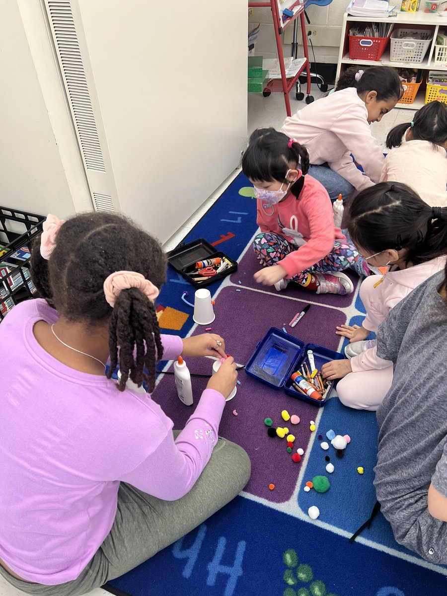 JaimeStrumeier's tweet photo. Building snowmen with our 5th grade buddies!! ⛄️⛄️ @CollinsElemSch @MrsMitchellCES @LivSchools https://t.co/G50mqls5Vd