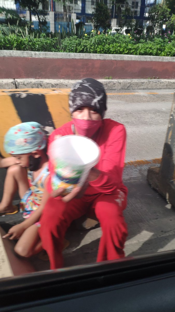 nomerson's tweet photo. @MMDA Attention: lalo silang dumami @MMDA. 
@savestreetkids  baka gusto nyo aksyonan. This is clearly a traffic hazzard and endangerment of children https://t.co/N6Uqsr4KTn
