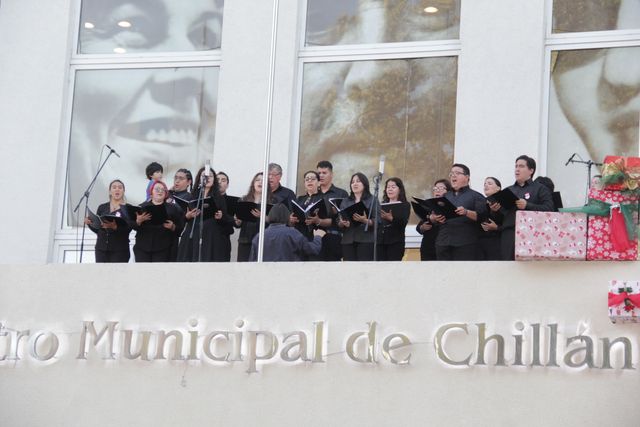 corosilladelsol's tweet photo. Nuestro @corosilladelsol tuvo un fin de semana de #Villancicos 🎶, en el #Balcón del @teatrochillan. 

Te dejamos algunas imágenes de esta maravillosa experiencia junto a nuestro director @CentronMauricio.

#Navidad 🎄 https://t.co/s3cUxxLfXx