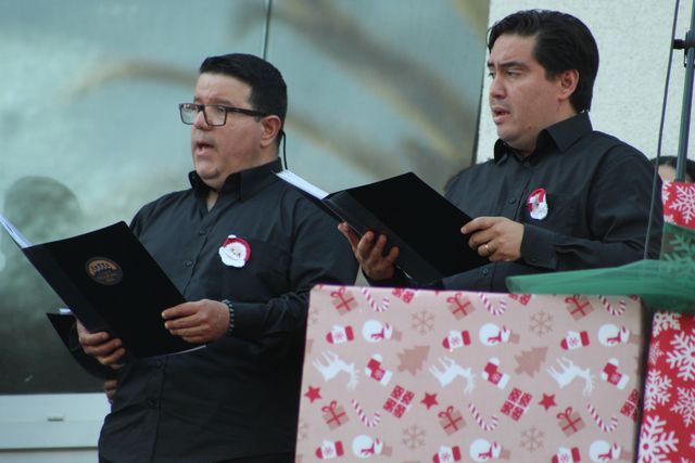 corosilladelsol's tweet photo. Nuestro @corosilladelsol tuvo un fin de semana de #Villancicos 🎶, en el #Balcón del @teatrochillan. 

Te dejamos algunas imágenes de esta maravillosa experiencia junto a nuestro director @CentronMauricio.

#Navidad 🎄 https://t.co/s3cUxxLfXx
