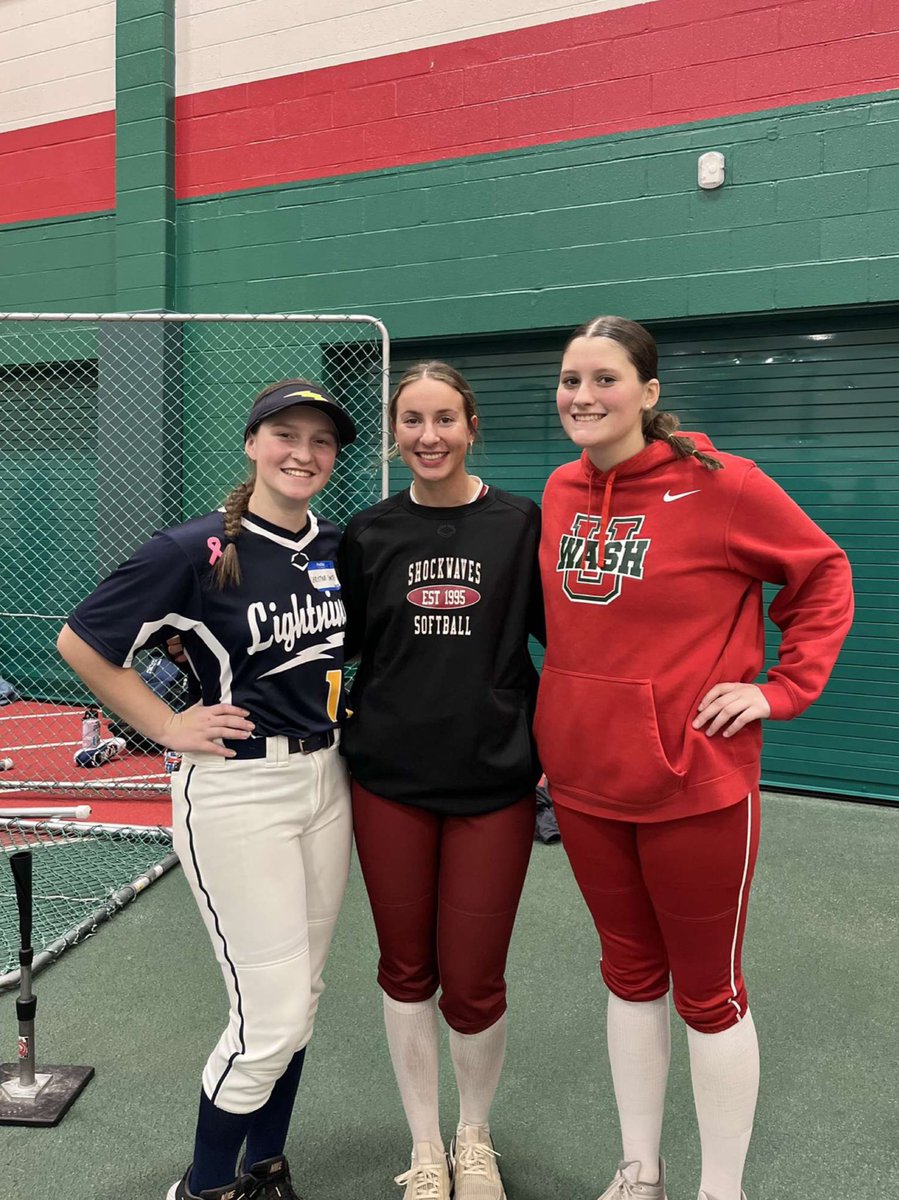 christina_11s's tweet photo. I had a great time on Sunday at the @WASHUSoftball camp!! Loved getting to work with Coach C and Coach Hannah and it was great to see some old friends❤️💚 @nllightning16EK @_N00dl3z https://t.co/hxwB95LLdY