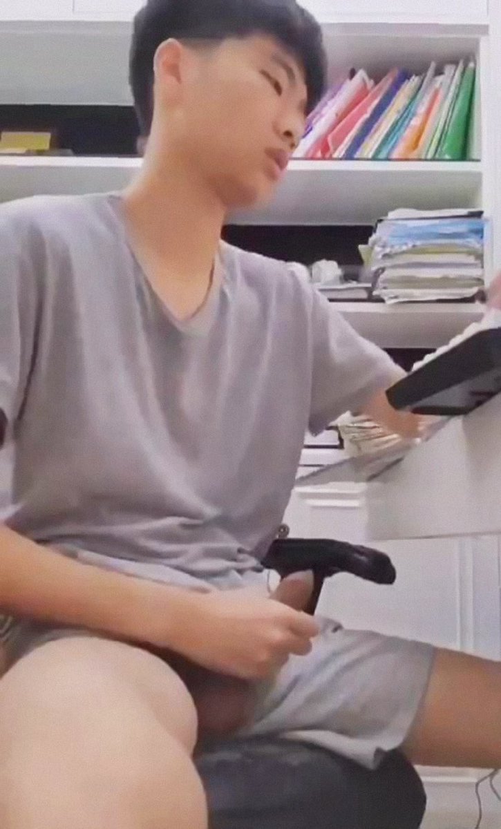 chinatwinks's tweet photo. Good college student study hard while playing hard #gay #gaychina #ChineseSlut #nude #naked #cock #penis #dick #cum #masturbate #masturbation #freshboy #Freshman #freshmen https://t.co/KAgcRi9Agk