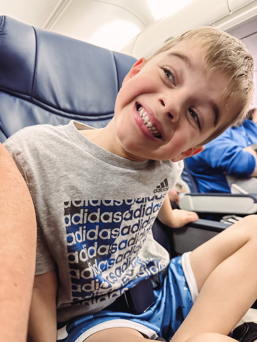 haleytoms_'s tweet photo. Commiserating with @jordanrkent and his wife about how much fun it is to fly on a plane with kids 😂 #AZbound https://t.co/Wq2BzAdwga
