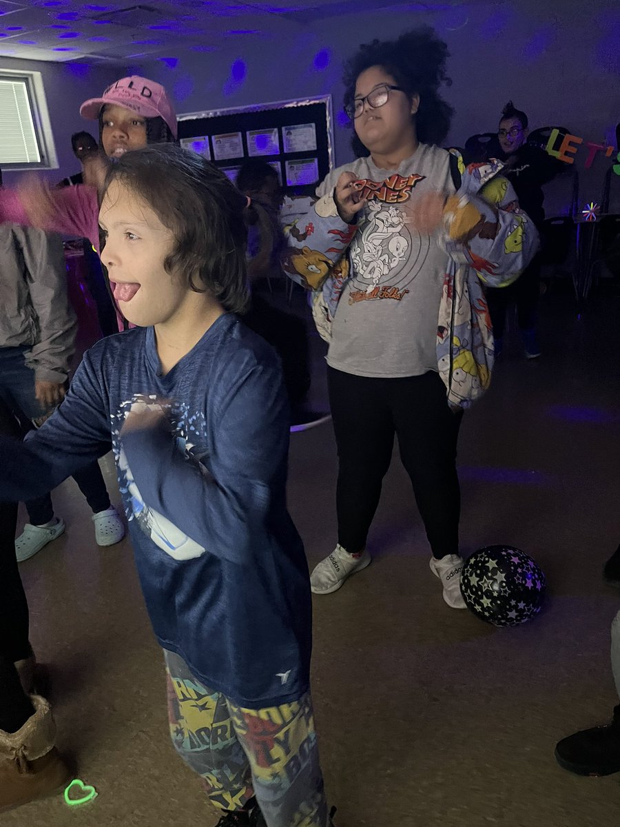 Ndh2114Varley's tweet photo. Thank you to the Jefferson NHS and @MrsV_WCS for putting on a glow stick party for our class!  They had so much fun!  @TheJefferson6_8 https://t.co/mcxiTkqKpZ