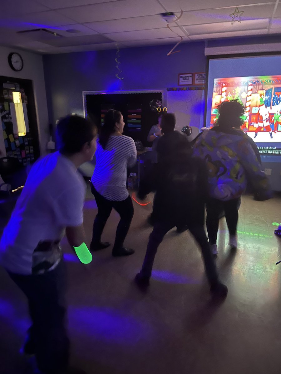 Ndh2114Varley's tweet photo. Thank you to the Jefferson NHS and @MrsV_WCS for putting on a glow stick party for our class!  They had so much fun!  @TheJefferson6_8 https://t.co/mcxiTkqKpZ