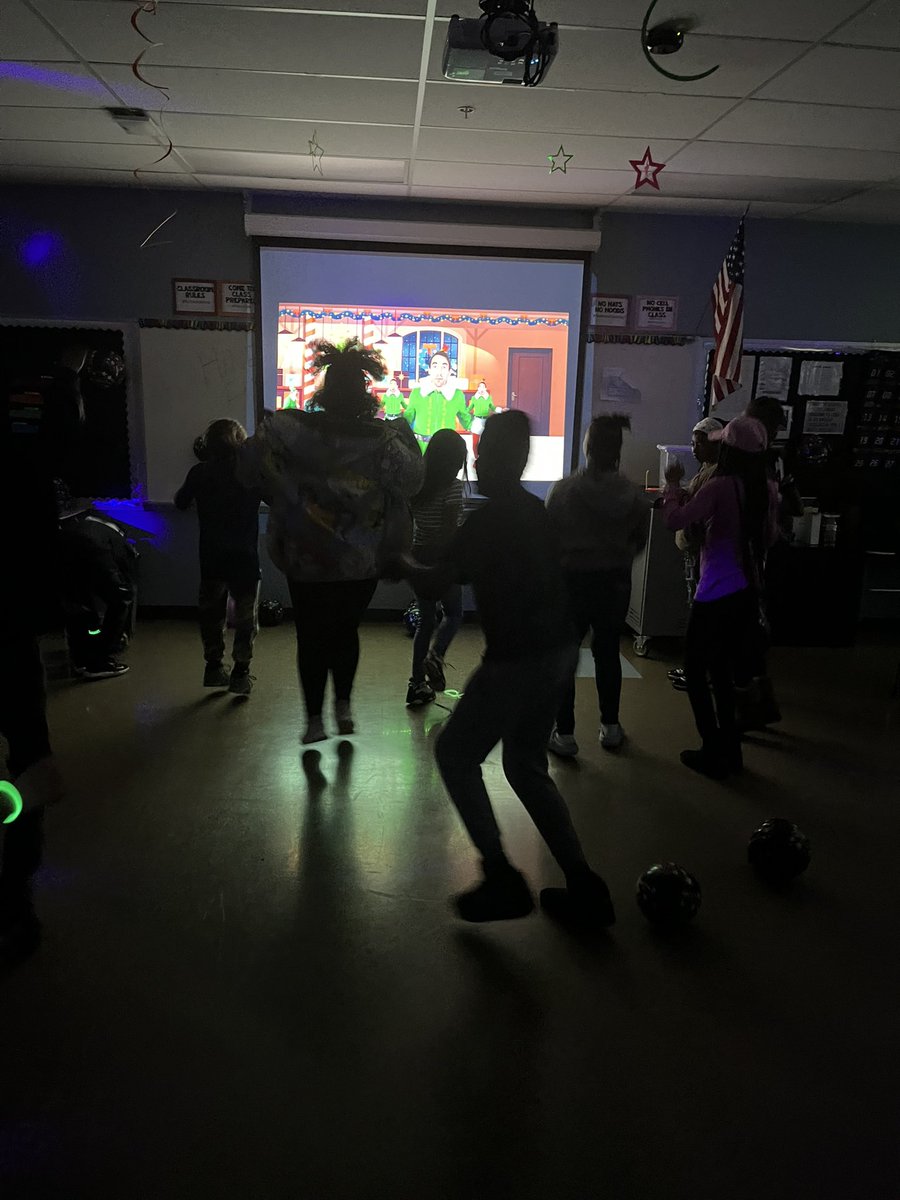 Ndh2114Varley's tweet photo. Thank you to the Jefferson NHS and @MrsV_WCS for putting on a glow stick party for our class!  They had so much fun!  @TheJefferson6_8 https://t.co/mcxiTkqKpZ