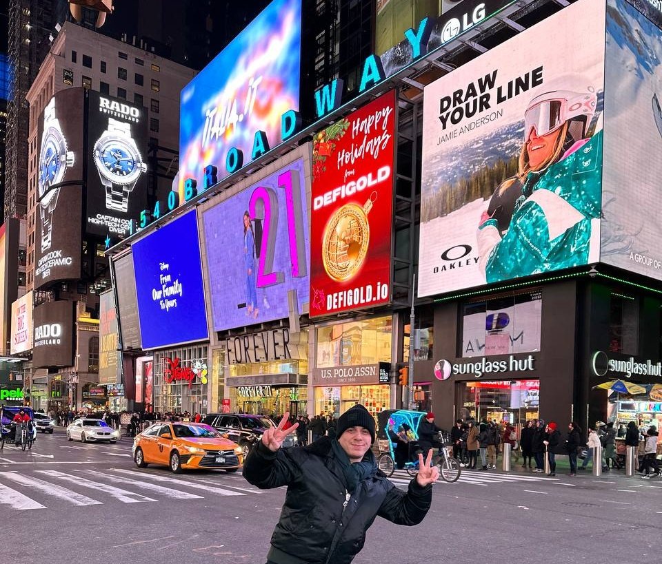 Defi_Gold_Miner's tweet photo. Our billboards are LIVE! 🤩

Don't we look so perfect sitting up there in @TimesSquareNYC? 🎄✨️

Shout out to @web3_JAKE for snaggin' these pics! You're lookin' spiffy, ser. 😎 

#DeFiGold #GoldIsTheWay #TimesSquare #NYC #Live https://t.co/xoitYFfx7A