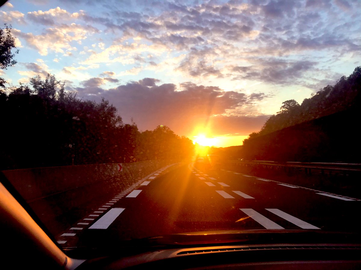 wasabiwabisuke's tweet photo. あさひにむかって

#空のある風景 #キリトリセカイ 
#朝日 #助手席 #車窓 
#写真好きな人と繋がりたい 
#撮影好きな人と繋がりたい 
#日常のひとこま #ガラスクリーナー https://t.co/rdHPbKMDVy