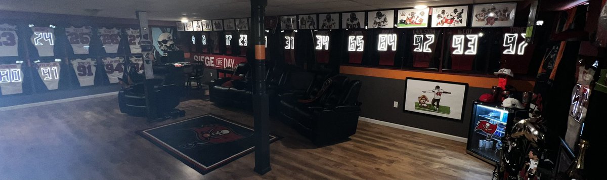 BucsBy30's tweet photo. @Buccaneers @budlight @DevinWhite__40 #BudLightPresent #sweepstakes I need the game worn jersey! I have the perfect spot for it! No better spot for an @DevinWhite__40 gamer than the #PsychWard even @jasonrlicht agrees! https://t.co/GRUK6Sfh7x