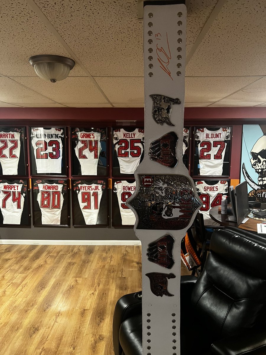 BucsBy30's tweet photo. @Buccaneers @budlight @DevinWhite__40 #BudLightPresent #sweepstakes I need the game worn jersey! I have the perfect spot for it! No better spot for an @DevinWhite__40 gamer than the #PsychWard even @jasonrlicht agrees! https://t.co/GRUK6Sfh7x
