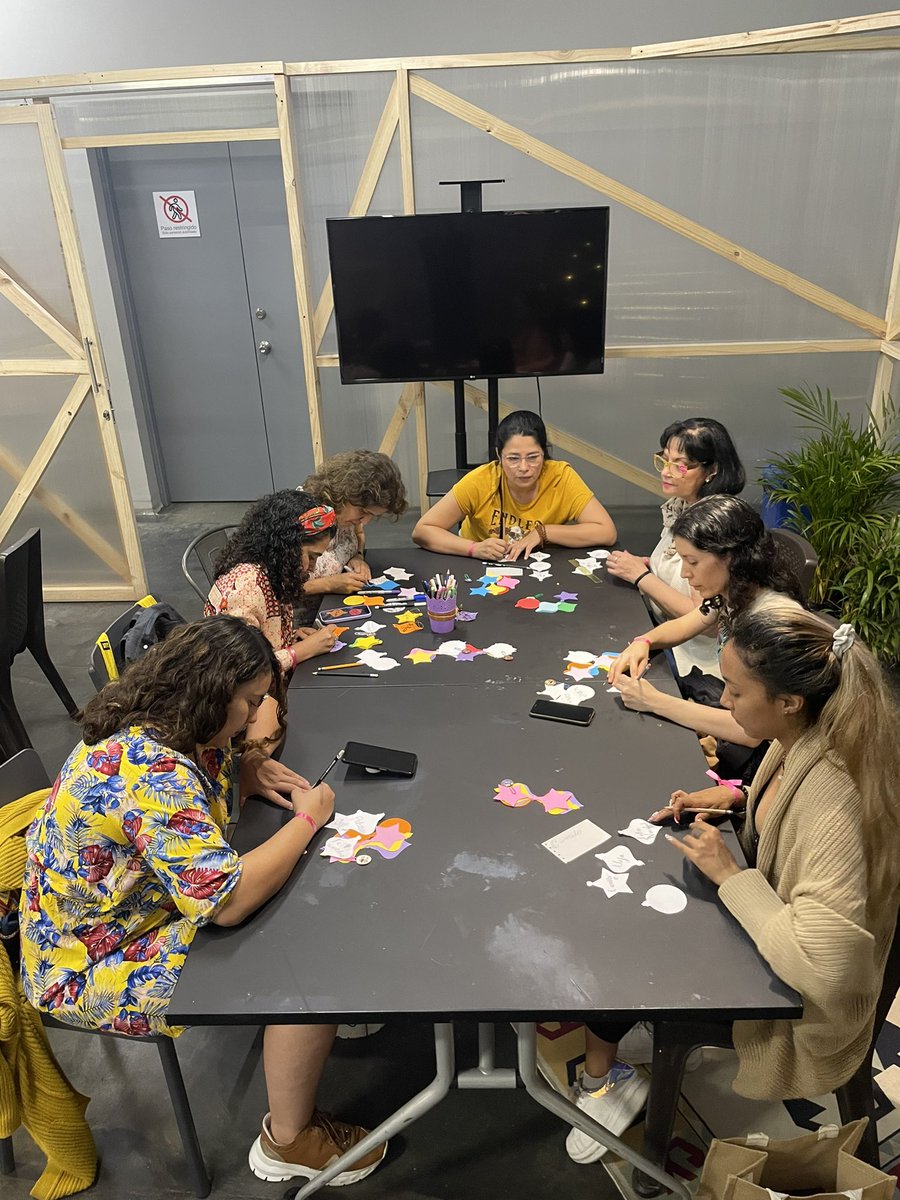 anaospinaletter's tweet photo. Algunas fotos del taller de marcación de tarjetas en el Mercado Creativo de @Comfama @Perpetuo_DC #ELPAUER #tarjetas #navidad #lettering #caligrafia #medellin #anaospinaletters https://t.co/BuZWfGeMAd