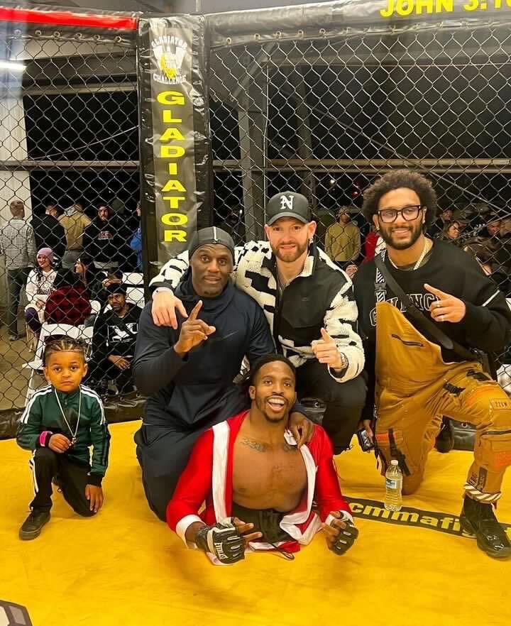 Zion Clark, who was born without legs, won his professional MMA debut via unanimous decision👏

(via <a href="/biz97/">Biz Moorhouse</a>, craig.levinson/IG, <a href="/Sportsville_/">Sportsville</a>)