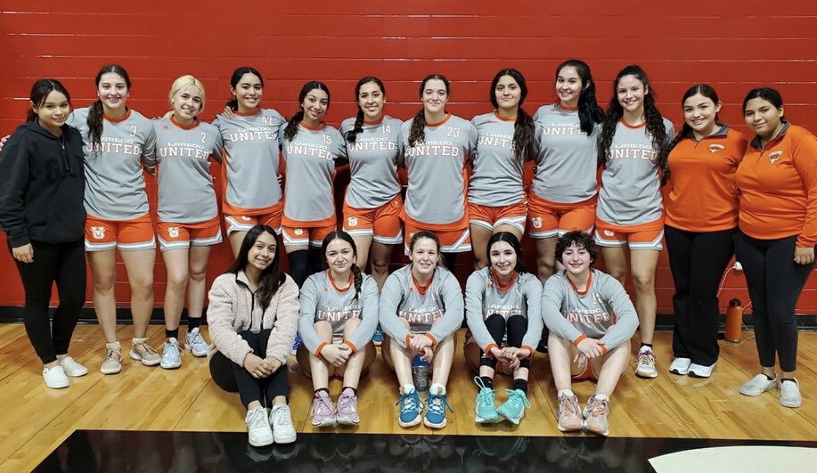 UHSladyhornbb's tweet photo. Congratulations to both Varsity and JV on their wins against Harlingen HS! 🏀🧡🤍

Varsity results:
UHS Lady Horns 68
Harlingen HS 50
Overall Record 15-4

@Jesslynn_Jalomo 22 pts
@valeriacost11 14 pts
@ashley_vallin3 9 pts
 Emily Escamilla  9 pts

Up Next 
SA East Central HS https://t.co/6o3UTKwIw2