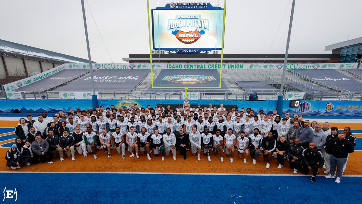 EMUFB's tweet photo. 📢EAGLE NATION📢

Let's BOWL👀🏈

Official 2022 @IDPotatoBowl team pic 📸

p.s. - we LOVE this weather🧊⚒️

#EMUEagles | #ETOUGH | #StackEm https://t.co/EDYDge1LbS