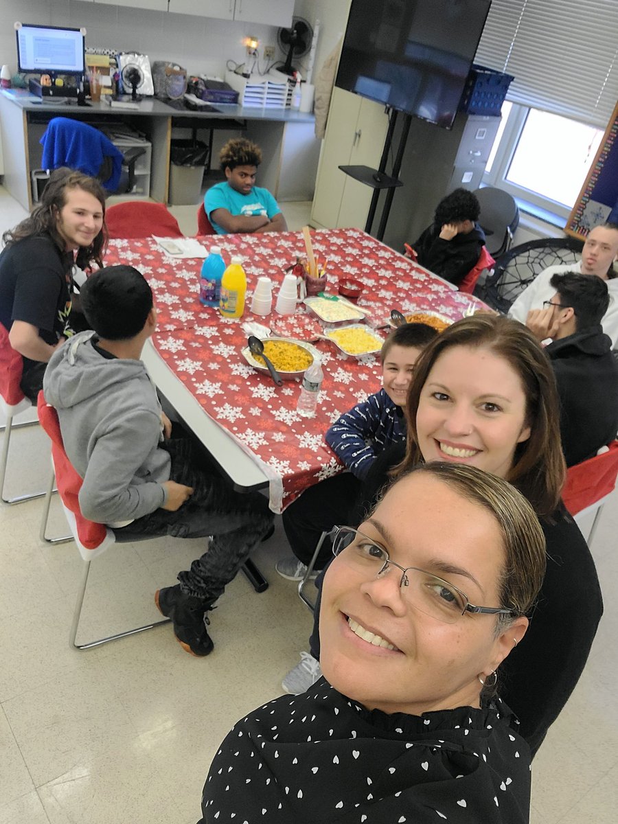 DaviesJammy's tweet photo. Our Annual Navidad Celebration.  Celebrating Culture and traditions during the holidays. 
#BEHS
#BEHSGOAL 
#FelizNavidad2022 https://t.co/tZTohWX98N