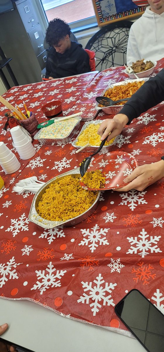 DaviesJammy's tweet photo. Our Annual Navidad Celebration.  Celebrating Culture and traditions during the holidays. 
#BEHS
#BEHSGOAL 
#FelizNavidad2022 https://t.co/tZTohWX98N