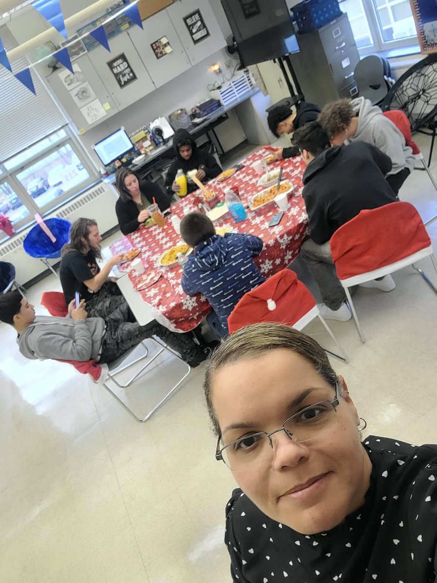 DaviesJammy's tweet photo. Our Annual Navidad Celebration.  Celebrating Culture and traditions during the holidays. 
#BEHS
#BEHSGOAL 
#FelizNavidad2022 https://t.co/tZTohWX98N
