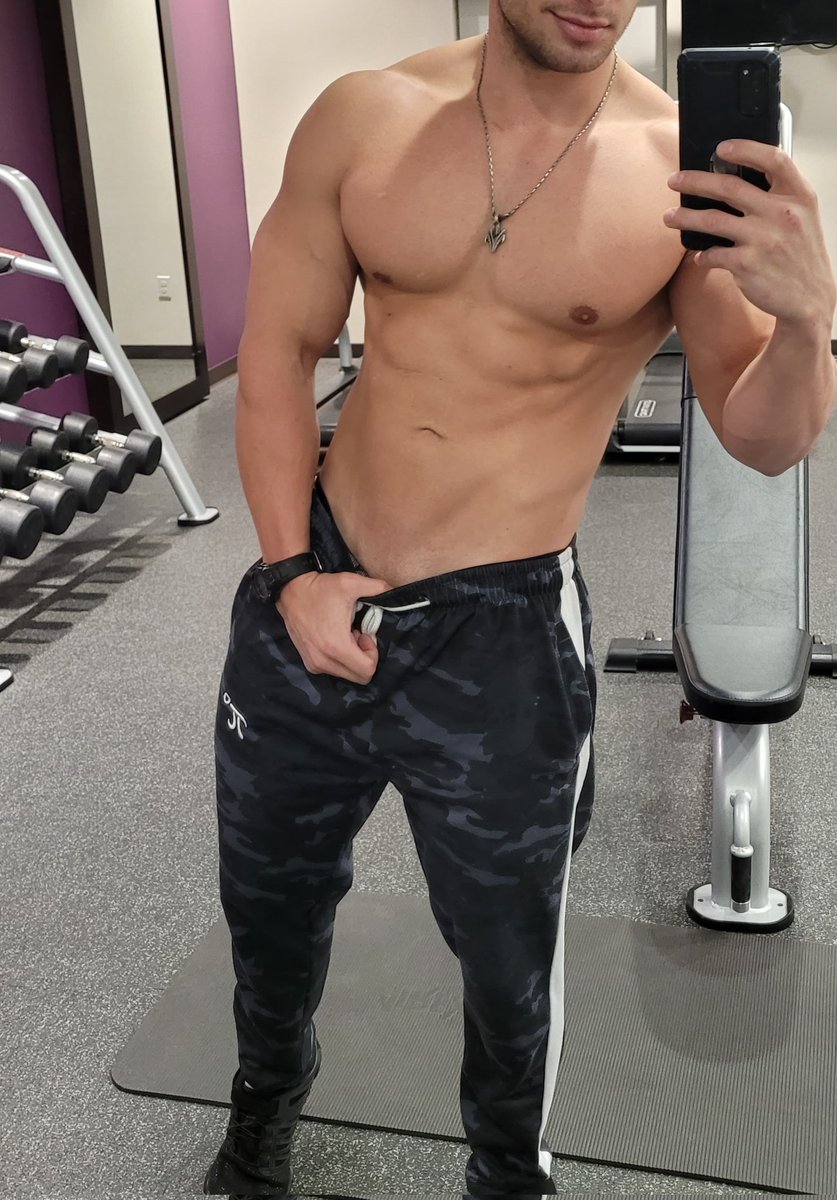TedYummy2's tweet photo. Cum lick my abs #oral #lick #abs #veins #stud #buff #gym #tease #blowjob #onlyfans #kinky #horny https://t.co/WCTpHhquva