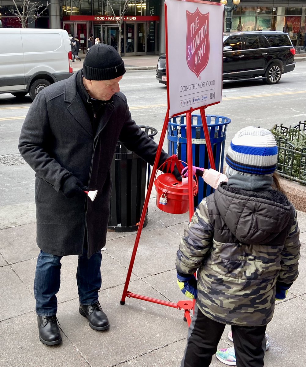coreymcpherrin's tweet photo. Love nudging people to dig deep in their pockets or purses for cash! Thx @salvationarmy for the chance to help out— and thx to the generous folks who contributed! #redkettleclub @fox32news https://t.co/cbrkrGAOnS