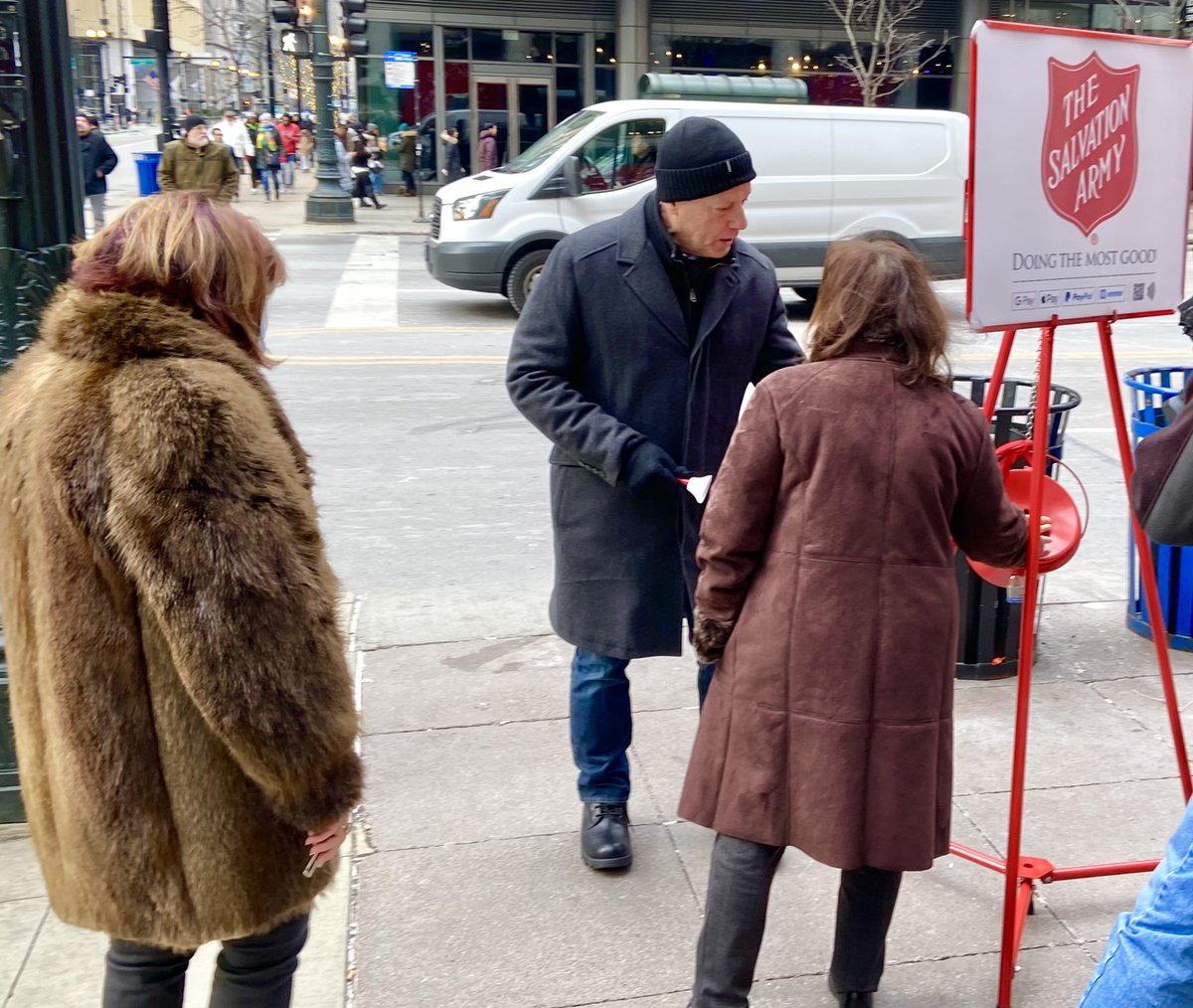 coreymcpherrin's tweet photo. Love nudging people to dig deep in their pockets or purses for cash! Thx @salvationarmy for the chance to help out— and thx to the generous folks who contributed! #redkettleclub @fox32news https://t.co/cbrkrGAOnS
