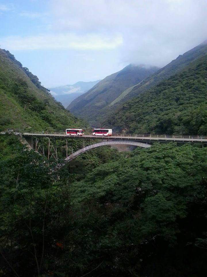 DeepSageApp's tweet photo. Se encontraron Los buses de #Coonorte en el puente de Pescadero. Puente desaparecido con la inundación de la hidroeléctrica Ituango
Foto de @soydeituango
#ViajeEnElTiempo https://t.co/TB7uBYmPv5