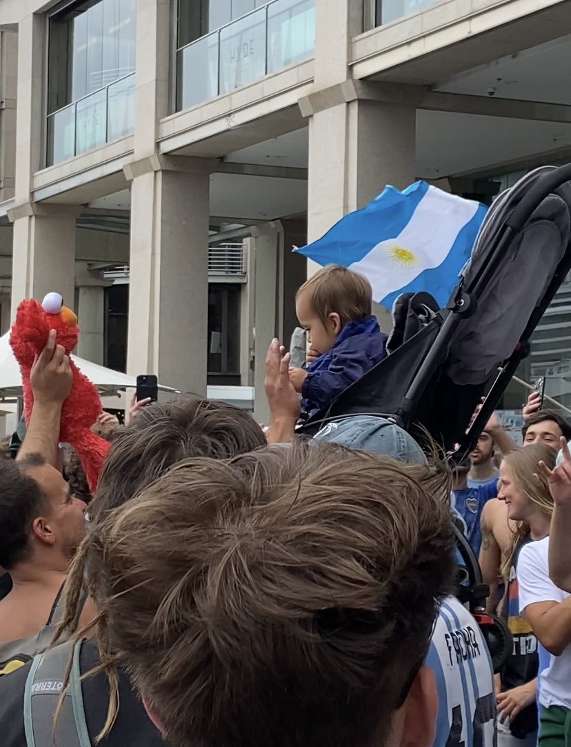 -Bueno, llevalo pero mantenelo entretenido