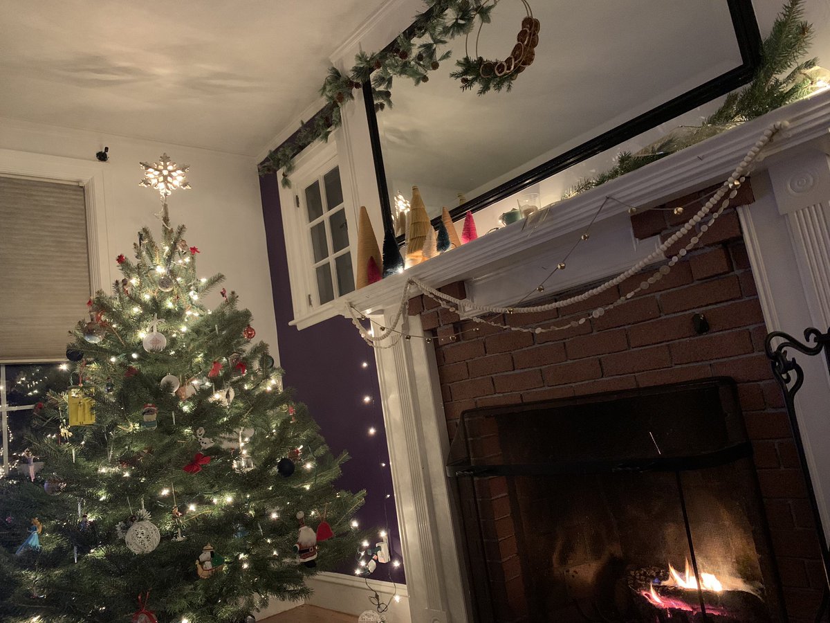 starlightxv's tweet photo. Kind of nailing the quintessential New England winter night at the Hebert household tonight. https://t.co/v4HcWcsAbe
