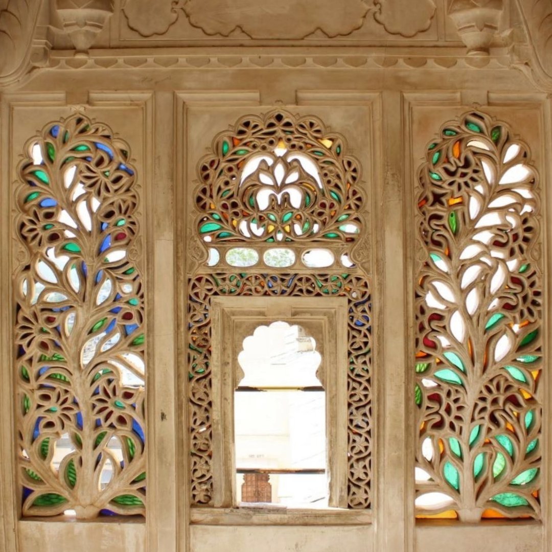 FriendsofMewar's tweet photo. Glistening like the Moon, the #ChandraMahal, literally translating to 'Moon Palace', with its #marble finish and stunning #lattice work is a sight to behold at City Palace Museum #Udaipur! https://t.co/zQ3pDmZGkU