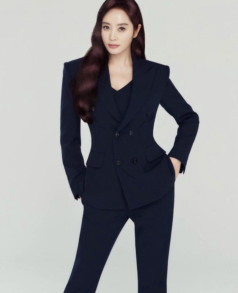 kimsmilfs's tweet photo. KIM HYESOO IN LONG HAIR?! IN SUIT?! THIS IS EVERYTHING 😭 https://t.co/S3iCGF75sM
