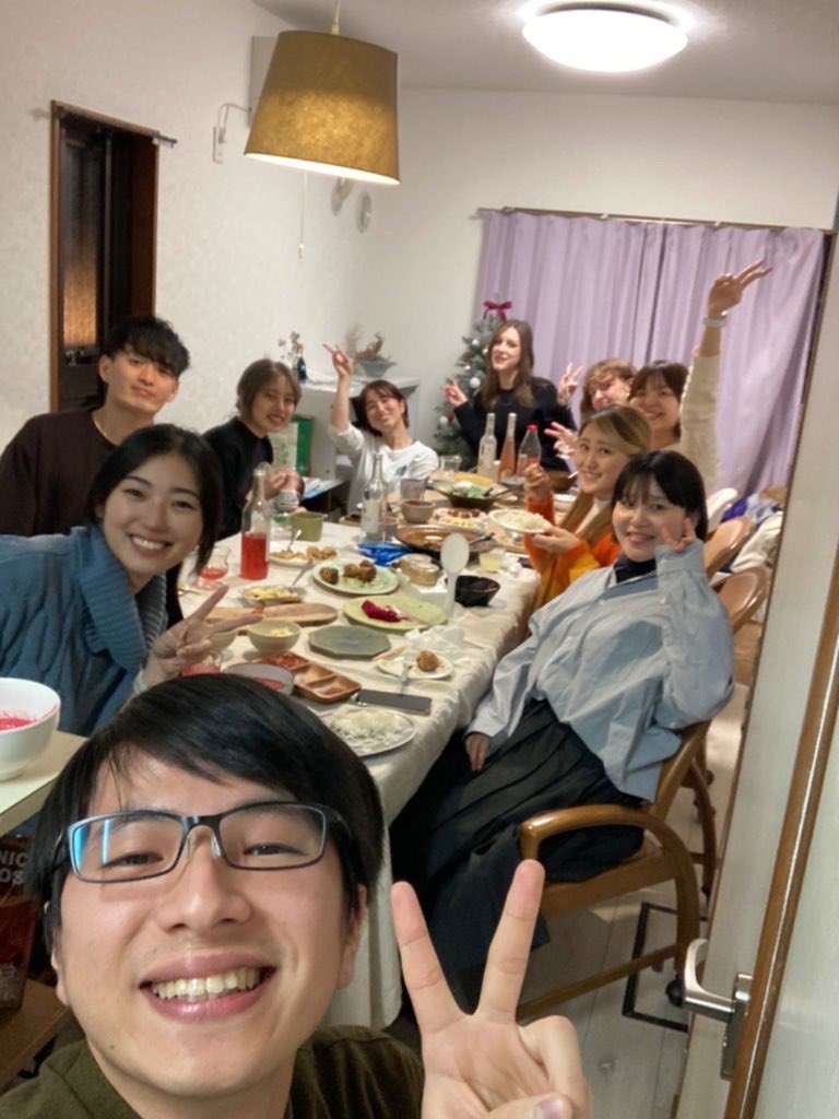 sayYESYY's tweet photo. 昨日はブイクックハウスでヴィーガンクリスマスパーティでした🎄🌟

かるなぁさんのクリスマスオードブルは、デリが8種類も入ってて10人のパーティでも余裕でした！😍

HIKARI SHOKUDOさんのチョコケーキと、Whitelyさんのナポレオンケーキ、ハジマリニさんのシュトレンでクリスマス大満喫です🥹💗 https://t.co/ZT4iB5xJN0