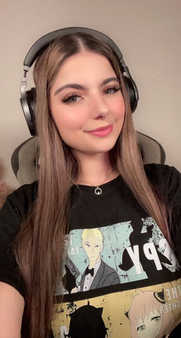 Ya andamos en directo ❤️❤️✨ Tengo muchas cositas que contarles!  https://t.co/kFcR5kCWb5 https://t.c